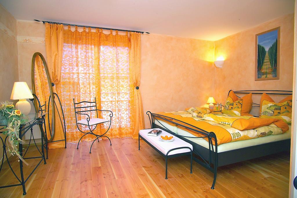 Cleo´s Hotel Kallstadt Rum bild