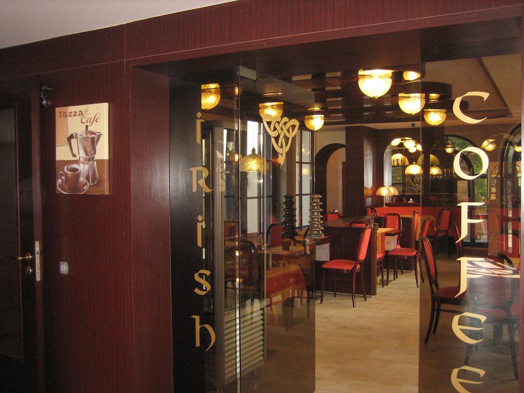 Cleo´s Hotel Kallstadt Exteriör bild